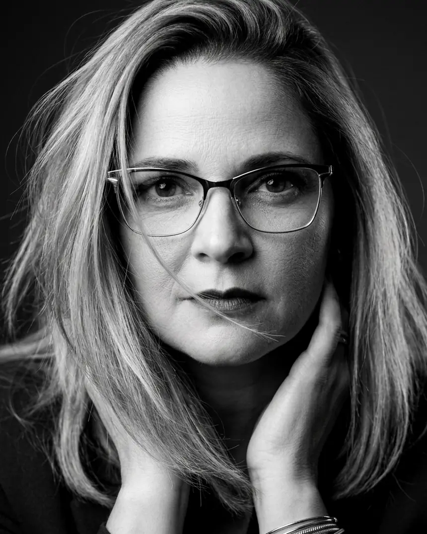 Retrato de Mara Rúbia Dutra, advogada, em preto e branco.